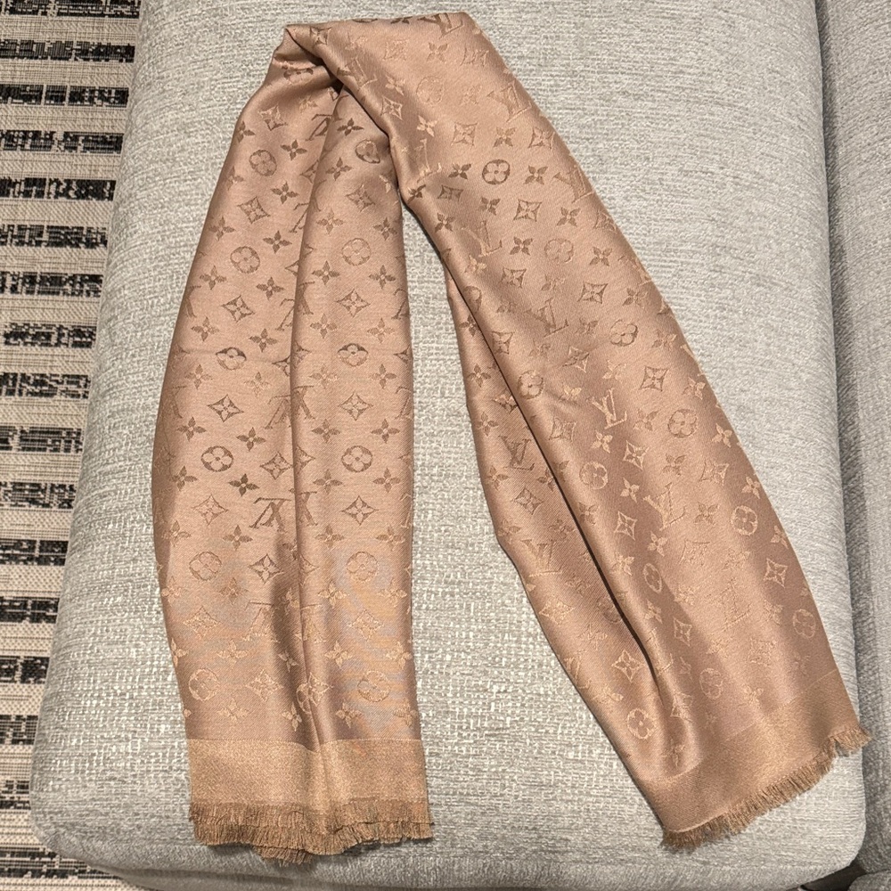 Louis Vuitton Monogram Shawl - Picture 2 of 11